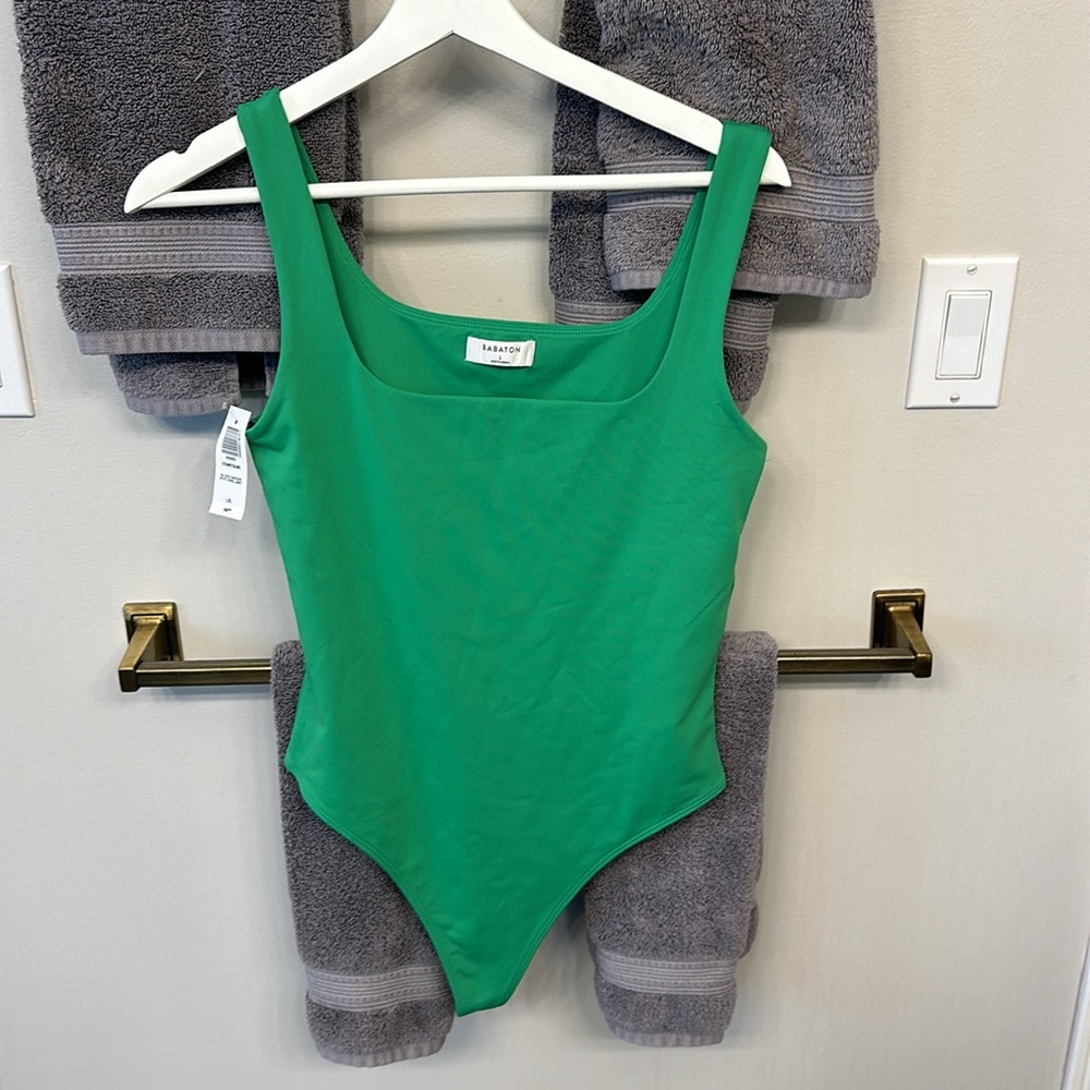 Babaton contour sleeveless tee green Large NWT